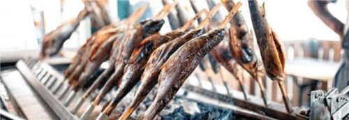 Feines Schmankerl: frischer Steckerlfisch. Foto studio Terme