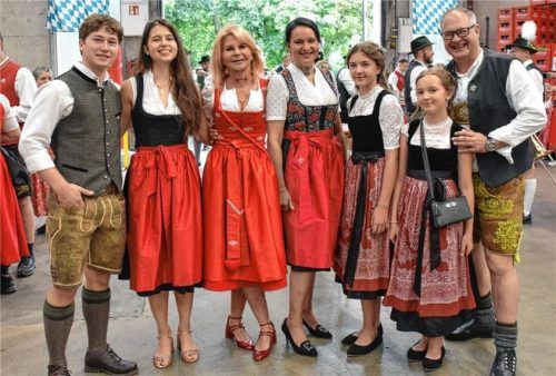 Flötzinger Festwirt Andreas Schmidt (rechts) spricht über die Neuheiten im Bierzelt. Über die Veränderungen freut sich auch Marisa Steegmüller, geschäftsführende Gesellschafterin der Flötzinger Brauerei (Dritte von links). Foto Flötzinger