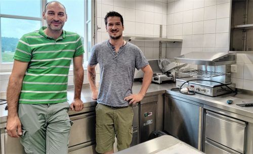 Franz Linner, Geschäftsführer der Kongregation der Franziskanerinnen Au am Inn, und Küchenchef Simon Seidl (von links) wollen dem Bräustüberl wieder Leben einhauchen. Foto Huber