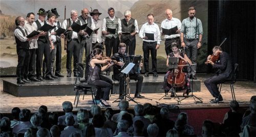 Freischütz mit Lokalkolorit: (von links) Elisabeth Schütz (Violine), Alexander Vicar (Violine), Alexander Kuralionok (Akkordeon), Elizabeta Crnojevic (Cello) und Johannes Erkes (Bratsche) sowie der Aschauer Männerchor als Chor der Jäger.Foto kirchner