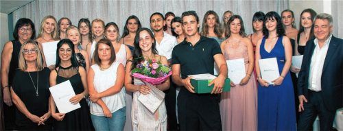Freudestrahlend nahmen Sophia Ruhland und Jakob Faltermeier (Bildmitte) die Gratulation nebst den Geschenken entgegen. Rechts im Bild: Obermeister Stefan Mashold. Links vorne, die stellvertretende Obermeisterin Gitti Gaida aus Raubling und dahinter die Prüfungsausschussvorsitzende Alejandrina Höllbauer.Foto Reisner