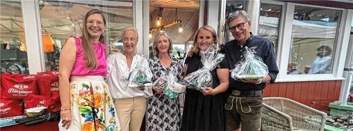 Freudige Gesichter bei allen Beteiligten: (von links) Marie Bauhuber, Inhaberin des Golfclubs Patting-Hochriesblick, mit den Siegern des Turniers, Renate Bösch, Wilhelmine Staudinger, Traudi Hibler und Josef Resch.Foto  Kirchner