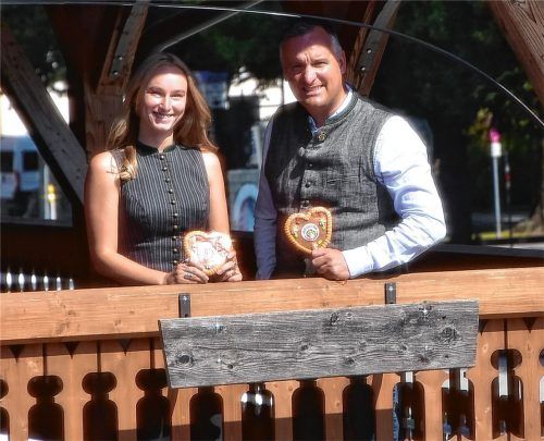 Freuen sich auf das Rosenheimer Herbstfest: Wiesn-Chef Klaus Hertreiter und seine Kollegin Verena Fischer. Foto  Schlecker