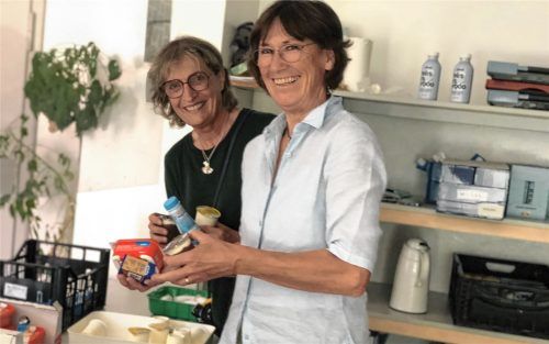 Freuen sich über anonyme Geldspenden: Barbara Pömsl (links) und Renate Steinbichler aus dem Leitungsteam der Wasserburger Tafel, hier bei der wöchentlichen Ausgabe vonLebensmitteln. Foto Duczek