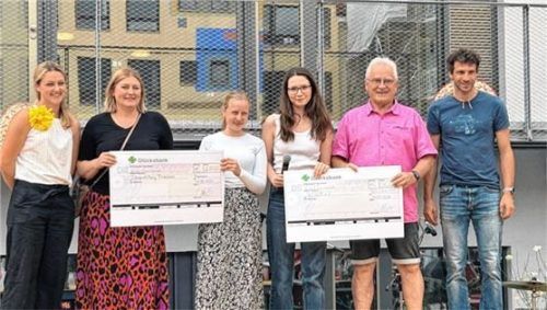 Freuen sich über die Spendensumme: (von links) Verbindungslehrerin Christiane Maier, Vertreterin der Bürgerstiftung Rosenheim Viktoria Pertl, Arbeitskreisleiterinnen Johanna Zeitz und Lucy Pohl, Vertreter von SEWA Uwe Schmidt und Verbindungslehrer Thomas Kroiß. Foto re