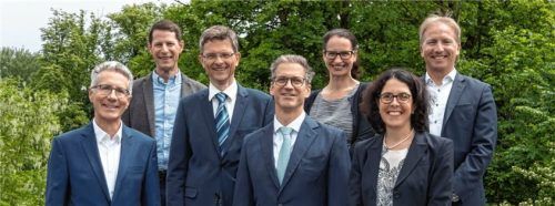 Freuen sich über die Vernetzung: (von links) Professor Dr. Thomas Bernatik, Chefarzt Medizinische Klinik I Kreisklinik Ebersberg, Michael Müller, Geschäftsführer der Romed Kliniken, Professor Dr. Stephan Budweiser, Chefarzt der Medizinischen Klinik III, Professor Dr. Kai Nowak, Chefarzt der Klinik für Allgemein-, Gefäß-, und Thoraxchirurgie, Dr. Martina Bielawski, Kaufmännische Leiterin (alle Romed Klinikum Rosenheim), Priv.-Doz. Dr. Petra Hoppmann, Chefärztin Innere Medizin – Kardiologie, und Dipl.-Kfm. Benjamin Bartholdt M.A., Vorstand (beide Krankenhaus Agatharied)Foto Anita Berger