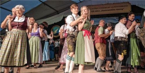 Freunde des Volkstanzes sind heute ins Festzelt nach Hohenaschau eingeladen. Fotos (2) Nitzsche