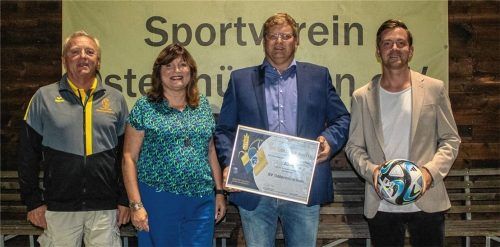 Freuten sich über die besondere Auszeichnung: (von links) Vorsitzender Peter Niedermeier senior, Kreis-Ehrenamtsbeauftragte Carmen Jutta Gardill, Vorsitzender Christian Mayer sowie Abteilungsleiter Fußball Andreas Niedermeier. Foto Stache
