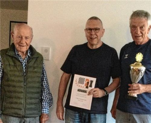 Freuten sich über die sportlichen Erfolge: (von links) Altmeister und Ehrenvorstand Werner Höller, Spitzenspieler Thomas Mix und Vereinsmeister Dieter Schönleben.Foto re