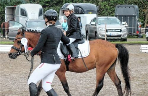 Für die jüngste Starterin, Annelie Brunnhuber aus Tuntenhausen, ist Jessica von Bredow-Werndl ein Vorbild in Sachen Dressurreiten. Fotos Strim