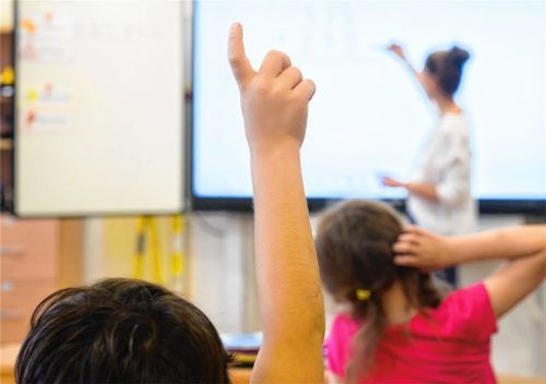 Für die Zukunft der Grund- und Mittelschule in Feldkirchen-Westerham gibt es verschiedene Gedankenspiele. Doch die Planung dauert an. Jetzt ist immerhin eine Zwischenlösung gefunden worden. (Symbolbild) Foto dpa