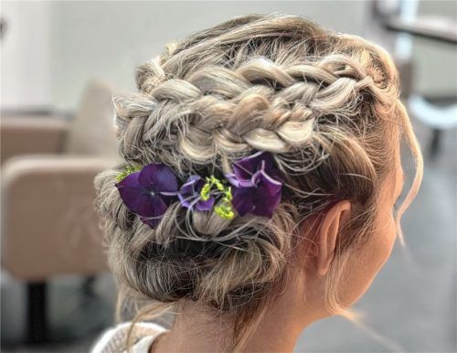 Für einen besonderen Volumeneffekt alle geflochtenen Zöpfe mit den Fingern leicht auseinanderzupfen. Fotos görlitz