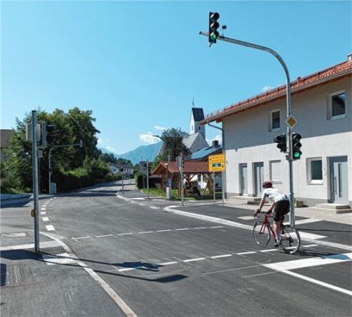 Für Fußgänger deutlich sicherer: In Zuge der Neugestaltung der Kreuzung wurde auch eine Ampelanlage errichtet. Foto Ruprecht