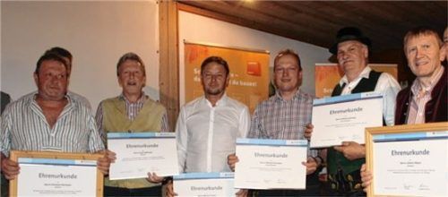 Für ihre treue Mitarbeit in Schreinerbetrieben der Rosenheimer Schreinerinnung wurden Christian Kiermaier, Josef Adlmaier, Michael Huber, Michael Poschner, Richard Schmid und Johann Maier geehrt (von links).Foto steffenhagen