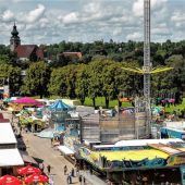 Mit Gartenschlauch und einem großen Herz fürs Volksfest