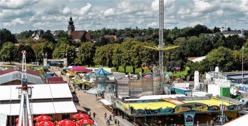 Gehört zum Stadtleben dazu: das Mühldorfer Volksfest. Die Lage ist für alle Besucher und Besucherinnen gut zu erreichen. Foto Rudolf Mayer