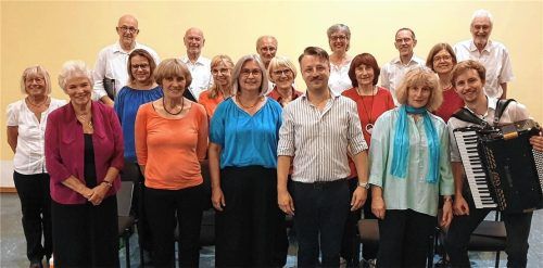 Geschafft, aber glücklich: die Chorgemeinschaft Bruckmühl nach dem Konzert mit Dirigent Matthias Funke (vorne, Dritter von rechts) und dem Solisten Marinus Weidinger (vorne, ganz rechts). Foto  re