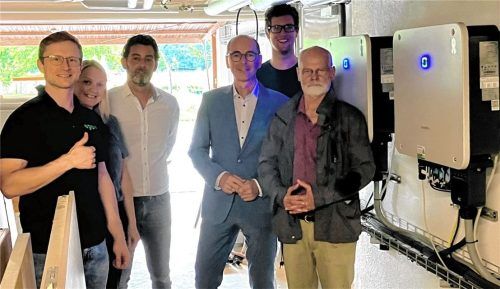 Glückliche Gesichter bei der Übergabe der PV-Dachanlage an die BEC eG und somit an das Klinikum in Aschau im Chiemgau: von links David Schmidtner (Projektentwicklung Photovoltaik der EGIS eG), Sonja Wagner (Bauleitung Gewerbeanlagen von ABEL ReTec), Thomas Fottner (Leitung Technik der Behandlungszentrum Aschau GmbH), Peter Wichelmann (Geschäftsführer der Behandlungszentrum Aschau GmbH), Felix Weiss (Vorstandsvorsitzender der BEC eG) und Georg Beyschlag (stellvertretender Vorstandsvorsitzender der BEC eG). Foto egis