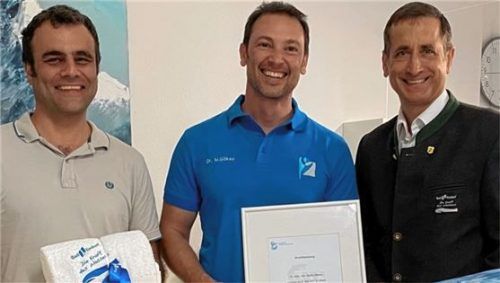 Glückwünsche zur Anerkennung als Badearzt überbrachten Dr. med. Martin Göksu (Mitte) Bürgermeister Alois Loferer (links) und Kurdirektor Peter Helfmeyer.Foto Ammelburger