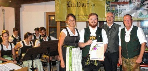 Gratulationen von Marlene Wagner (links), Musikmeister Klaus Kronast (rechts) und Leonhard Eisner (Zweiter von rechts) für den frischgebackenen Träger des Leistungsabzeichens „Stufe 1“ Florian Rauschmayer (Zweiter von links).