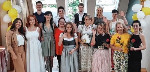 Große Freude: Sie schlossen eine dreijährige Ausbildung ab.Foto re