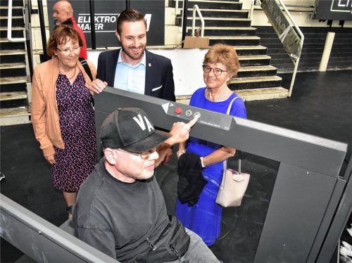 Günther Draxinger testet erstmals die neuen Hubpodeste im Rofa-Stadion, beobachtet von Rosenheims Dritter Bürgermeisterin Gabriele Leicht (links), dem Zweiten Bürgermeister Daniel Artmann und Stadträtin Maria Knott-Klausner. Foto Schlecker