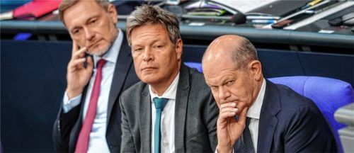 Gute Laune herrscht momentan selten bei Christian Lindner, Robert Habeck und Olaf Scholz. Zuletzt gab es erneut heftigen Streit unter den Koalitionspartnern. Auch die Bürger schauen genervt auf die Politik der Ampel – die Umfragewerte für die Parteien der Bundesregierung liegen deutlich unter dem letzten Wahlergebnis auf Bundesebene. Foto dpa