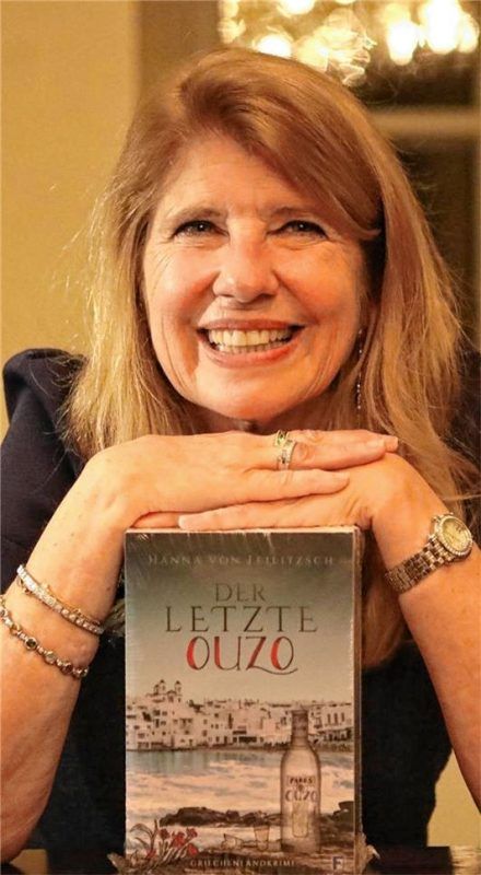 Hanna von Feilitzsch mit ihrem ersten Griechenland-Krimi „Der letzte Ouzo“. Foto Privat
