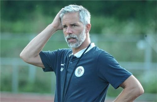 Hannes Jenewein muss grübeln: Sein TuS Raubling ist seit dem ersten Spieltag sieglos.Foto Franz Ruprecht