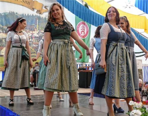 Hebefiguren in Dirndl und Lederhose: Die Narrengilde Kraiburg studierte für die Modenschau eigens eine Choreografie ein. Premiere fand in Kraiburg am Inn statt.