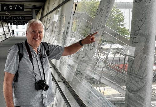 Hermann Karosser ist ein großer Bahnfreund, er kommt auch zum Fotografieren seltener Lokomotiven auf den Bahnhofssteg. Als Mühldorfer ärgert ihn die mangelnde Sauberkeit an diesem für die Stadt so wichtigen Punkt. Foto Honervogt