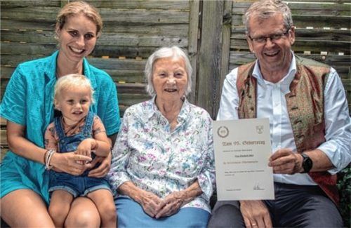 Herzliche Glückwünsche: (von links) Marie Binder, der kleine Johannes, Elisabeth Hölzl und Bürgermeister Georg Weigl in der Gartenlaube der Familie Focsaneanu.Foto Stache