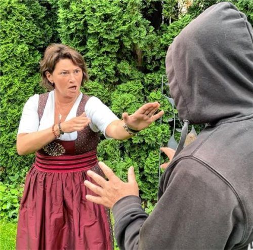 Hier steht dann die Beschreibung der Abwehrhaltung. Diese Stellung heißt es geht Dir an den Kragen. Nein heißt nein: Die Bilderreihe unten zeigt Susi Adlmaier beim Nachstellen von Verteidigungs-Techniken mit ihrem „Hanshi“, Freddy Kleinschwärzer. Er ist seit 40 Jahren ihr Trainer und führt seit ebenso langer Zeit seine eigene Kampfsportschule. Unter anderem halten die beiden Selbstbehauptungskurse in Grundschulen ab. In der Akademie „Schütze Dich“ liegt der Fokus auf Gewaltprävention für Mädchen und Frauen – eine Herzensangelegenheit für die beiden Kampfsportler.