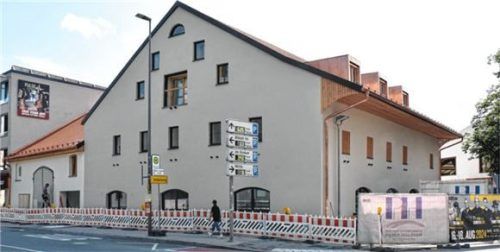 Hier trifft man sich auf dem Herbstfest 2024: das neue Lokal „Franz am Wiesntor“ wurde saniert. Gäste bekommen hier kleine Brotzeiten und Getränke.