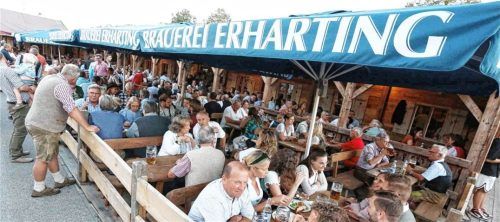 Im Erhartinger-Festzelt wird selbstredend Erhartinger Bier ausgeschenkt. Foto Stuffer