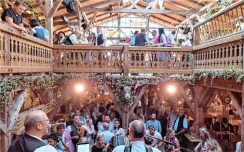 Im „Feurigen Tatzlwurm“ ist gute Laune garantiert – hier kann man schlemmen, feiern, lachen, tanzen, flirten – und nette Leute kennenlernen. Foto re