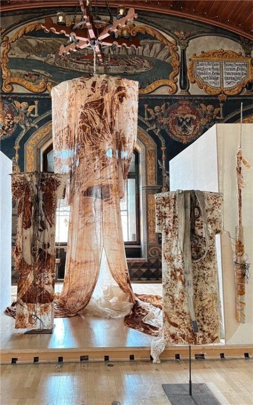 Im großen Rathaussaal zieht die „Chimère de Mortehan“ die Blicke auf sich. Das Monumentalobjekt von Silvia Hatzl scheint im Raum zu schweben. Fotos janeczka