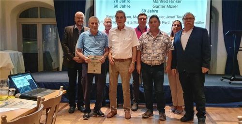 Im positiven Sinne ein echtes Urgestein: Für 70 Jahre Mitgliedschaft wurde Manfred Rinser (vordere Reihe, Zweiter von links) besonders ausgezeichnet. Foto re