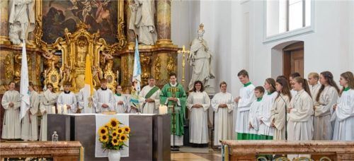 Im Rahmen eines festlichen Gottesdienstes wurden die 40 Minis in Rott empfangen. Foto klemmer