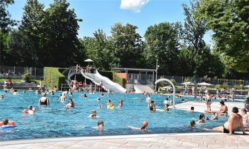 Im Sommer ist naturgemäß Hochsaison im Freibad.  Kürzlich war der Andrang in der Rosenheimer Anlage jedoch so groß, dass ein Einlassstopp erlassen wurde. Foto Freibad