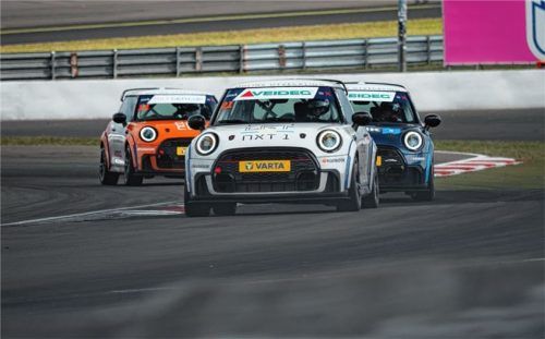 Im vollelektrischen Mini LRT NXT 1 zeigte der Bruckmühler Benjamin Mazatis auf dem Nürburgring einige spektakuläre Überholmanöver. Foto Privat