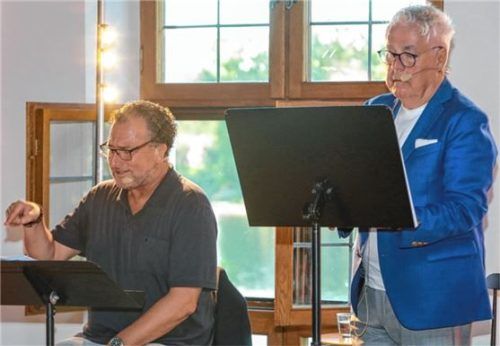 Im Wechsel ließen der Schauspieler Stefan Wilkening (links) und Literaturkenner C. Bernd Sucher Werk und die Persönlichkeit von Anton Tschechow lebendig werden.Foto effner