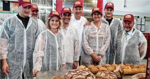 In der Backstube (von links): Max Miedl, Hans Webersberger (CSU Bad Endorf), Bundestagsabgeordnete Daniela Ludwig, Bürgermeister Alois Loferer, Manfred, Angelika und Michael Miedl sowie der stellvertretende Landrat Josef Huber.Foto re