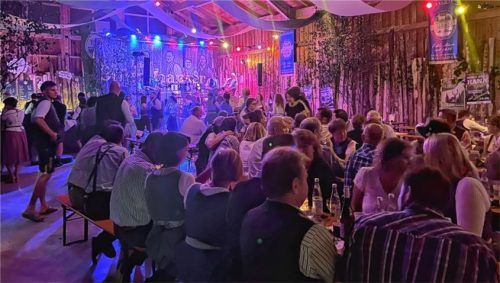 In der dekorierten Halle am Sportplatz feierte man mit einem Weinfest das 75-jährige Jubiläum des TSV Hohenthann-Beyharting. Foto RE