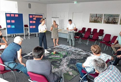 In einem ersten Workshop erarbeiteten Mitglieder des Bau- und Projektausschusses des Kolbermoorer Stadtrates, Bürgermeister Peter Kloo, Stadtbaumeister Andreas Meixner und die Leiterin der Bauverwaltung, Julia Wirth, eine sogenannte Zieldefinition für das neue Quartierszentrum im Nordosten der Stadt. Foto  Nonconform