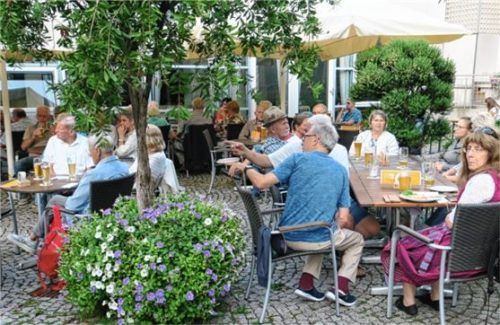 In gemütlicher Runde lauschten die Besucher am lauen Sommerabend den Klängen der „Volksmusik im Brunnenhof“. Fotos Baumann