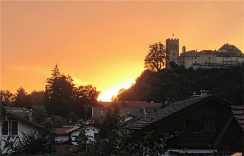 In Neubeuern sah es so aus, als loderten Flammen hinter dem Schloss. Die malte allerdings die untergehende Sonne an den Himmel und bei Regenbeginn war es mit dem Schauspiel vorbei. Foto Schwittek