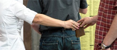 In Rosenheim wurde einem 39-jährigen Mann der Geldbeutel entwendet – mit über 1500 Euro und zahlreichen persönlichen Dokumenten (Symbolbild). Foto Arno Burgi/dpa