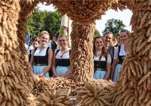 Jedes Jahr kommen viele Besucher zum Erntedankgottesdienst in den Mangfallpark. Daran anschließend zieht ein Zug mit Vereinen, Musikkapellen, der Erntekrone und dem Erler Kreuz in Richtung Festwiese. Foto Ruprecht