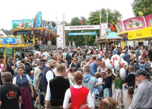 Jedes Jahr wieder ein schöner Hingucker: Überall ploppen in der Besuchermenge die weiß-roten Volksfestluftballons auf. Foto Ludwig Stuffer